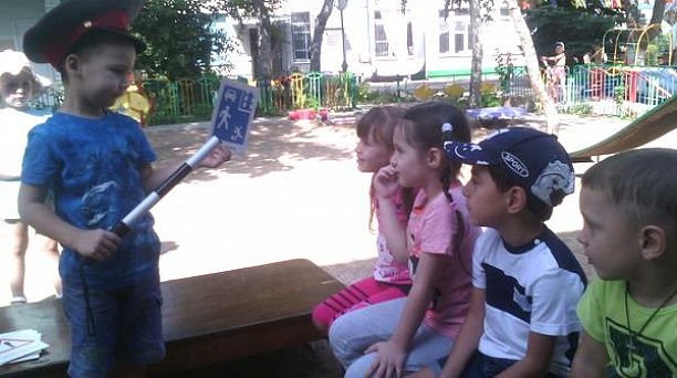 Обучающие игры по правилам  дорожного движения провели для детей Западного округа