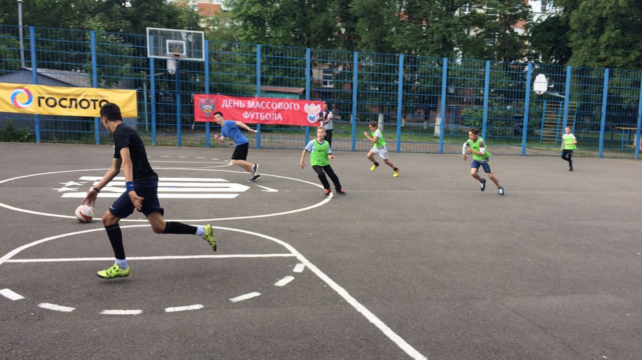 Команды краснодарской Лиги дворового футбола провели матч посвященный Дню массового футбола