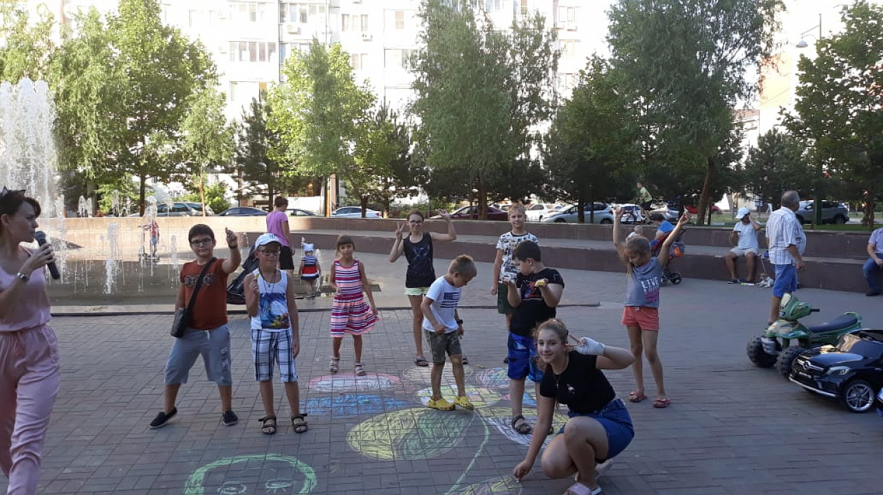 В Юбилейном микрорайоне состоялся конкурс рисунков на асфальте «Радужный бульвар»