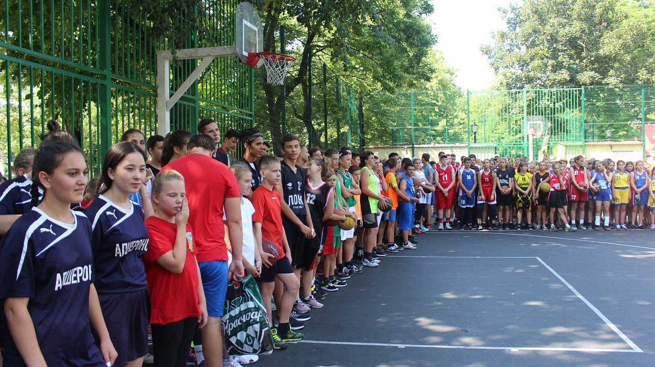 В сквере Дружбы стартовали зональные соревнования Всекубанского турнира по уличному баскетболу