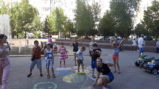 В Юбилейном микрорайоне состоялся конкурс рисунков на асфальте «Радужный бульвар»