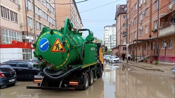 В Краснодаре работает водооткачивающая техника для ликвидации подтоплений