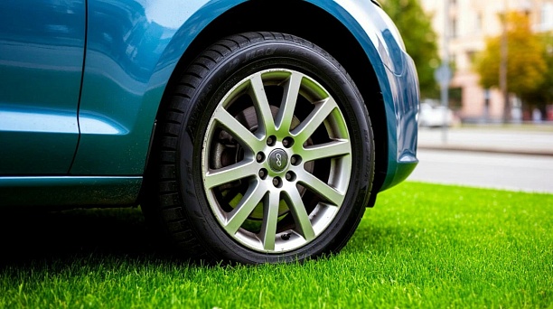 В Краснодаре начали штрафовать автомобилистов за парковку на газоне 