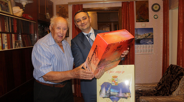 В Центральном округе с юбилейным Днем города поздравили почетных граждан