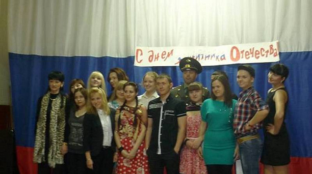 Студенты медицинского колледжа поздравили военнослужащих