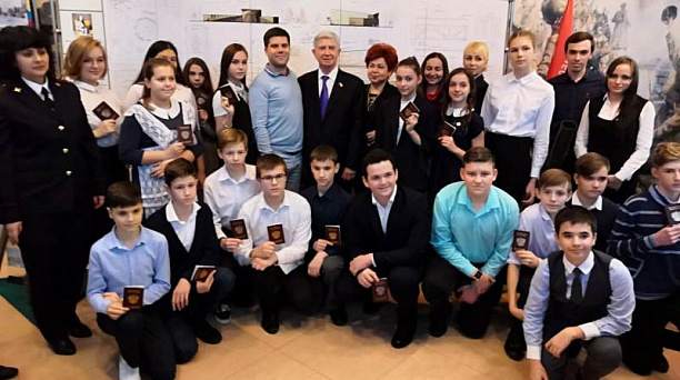 Депутат Государственной Думы Владимир Евланов вручил юным жителям Центрального округа первые паспорта