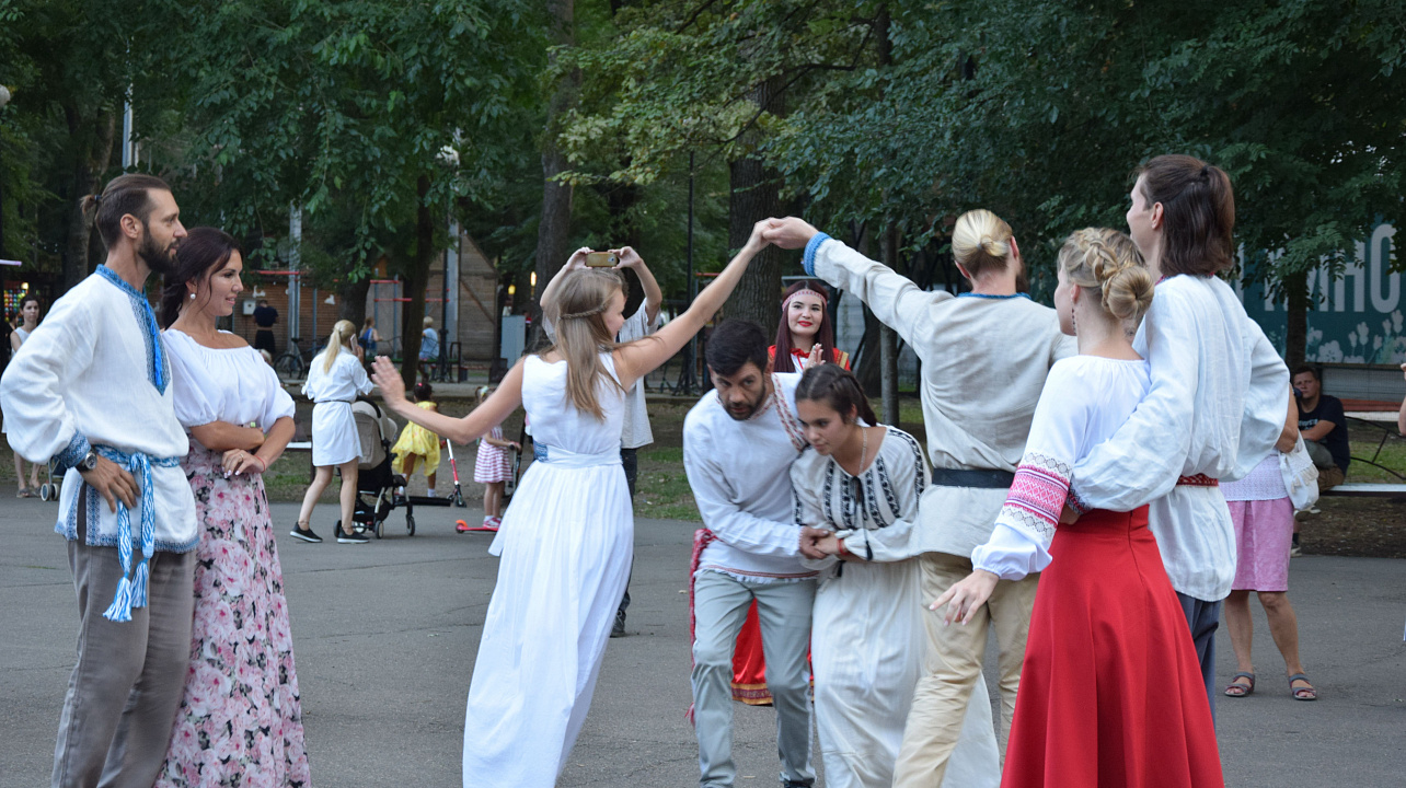В Краснодаре представители различных национальностей взялись за руки в едином хороводе (6).JPG