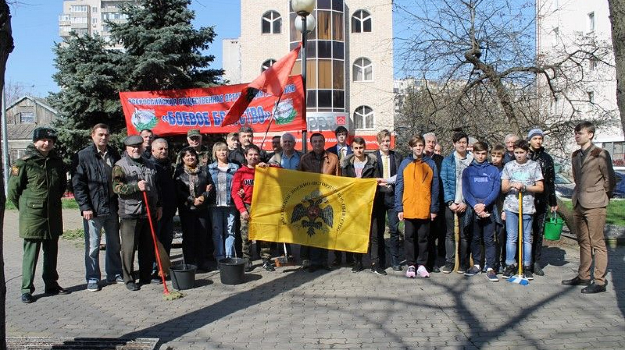 "Боевое братство" провело субботник у памятника Суворову.jpg