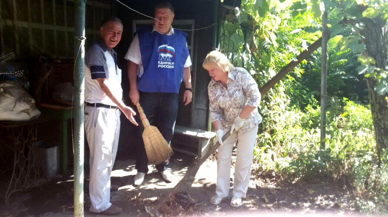 Во дворе частного дома участницы Великой Отечественной Войны прошел субботник