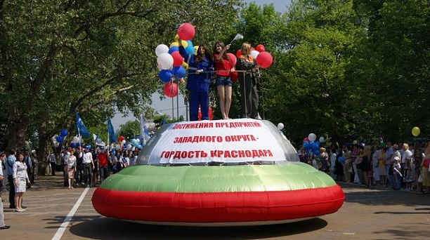 Первомай шагает по планете