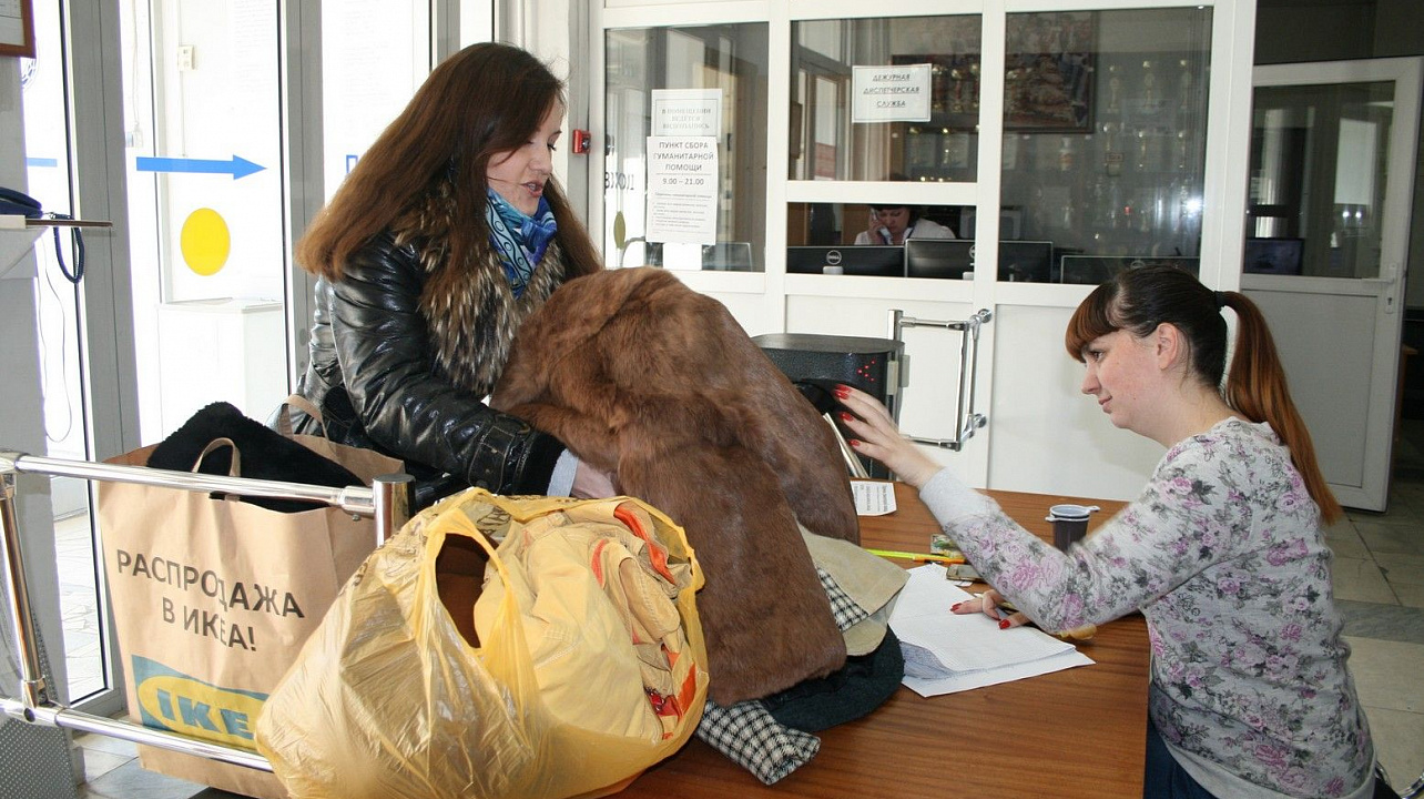 80 человек принесли гуманитарную помощь пострадавшим от пожара по ул.Прокофьева в пункт приема в окружной администрации