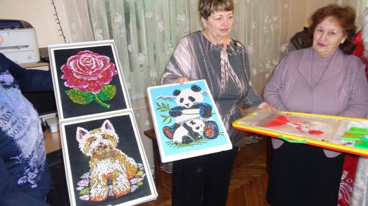 Детей-инвалидов Центрального округа Дед Мороз и Снегурочка поздравили на дому