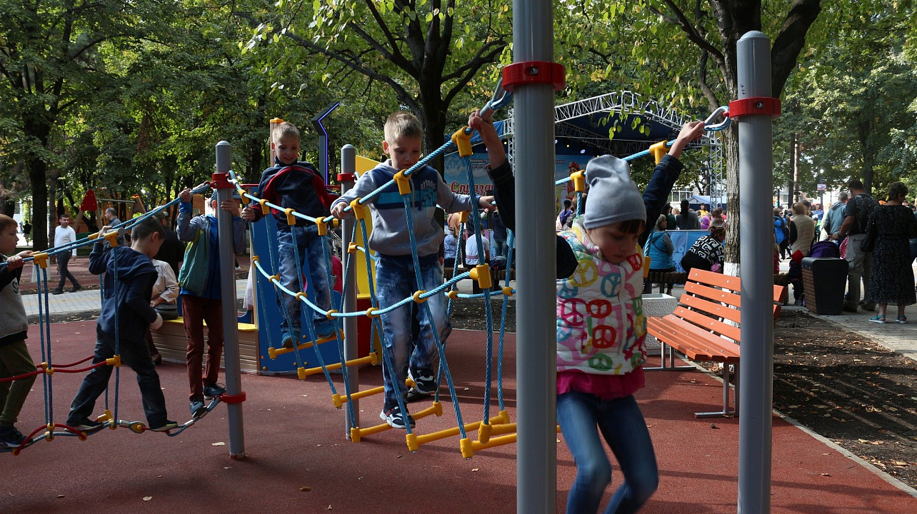 В день города глава Прикубанского округа Александр Журавлев наградил жителей округа за достижения и посетил выставку национальных культур