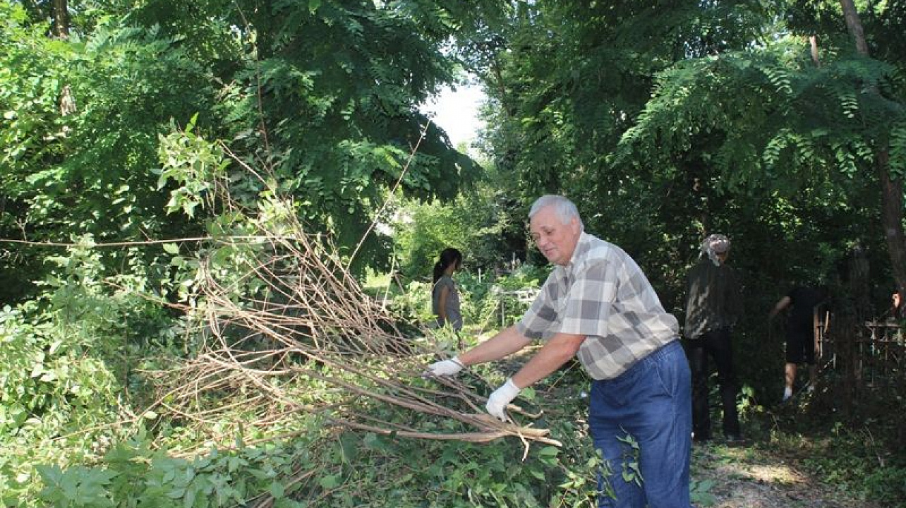 Сотрудники администрации Центрального округа приняли участие в плановом субботнике на Таманском кладбище