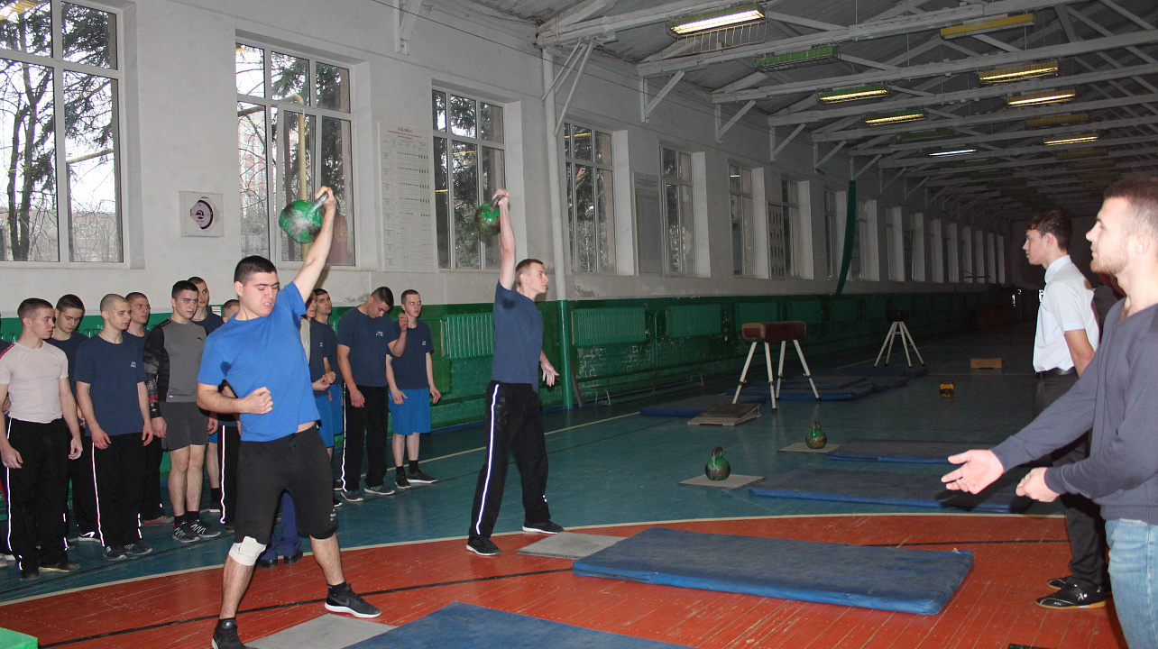 Соревнования по гиревому спорту и жиму штанги лежа среди курсантов 1-го курса Краснодарского военного училища имени генерала армии С.М.Штеменко