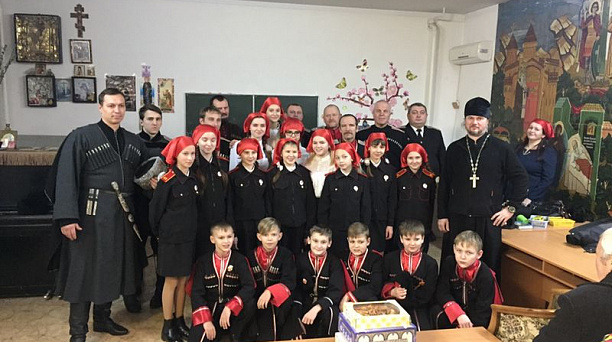 Казачата подготовили концерт для старших товарищей