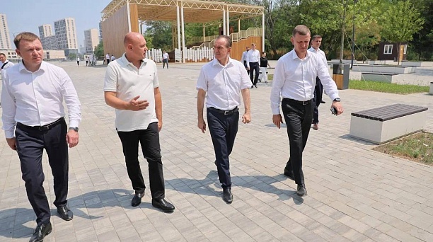 Вениамин Кондратьев и Евгений Наумов проверили ход строительства соцобъектов в районе ул. Обрывной