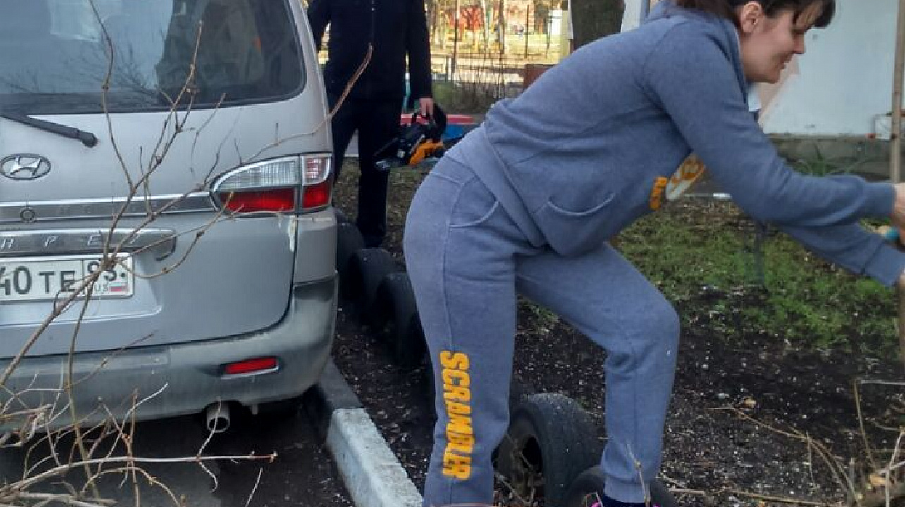 Жители Индустриального вышли на субботник