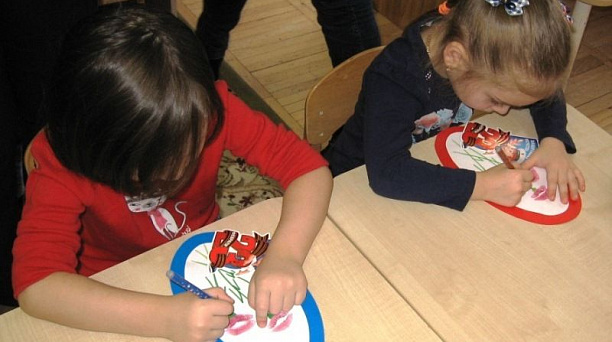 Ребята из детского сада № 30 Западного округа изготовили открытки для своих пап и дедушек ко Дню защитника Отечества