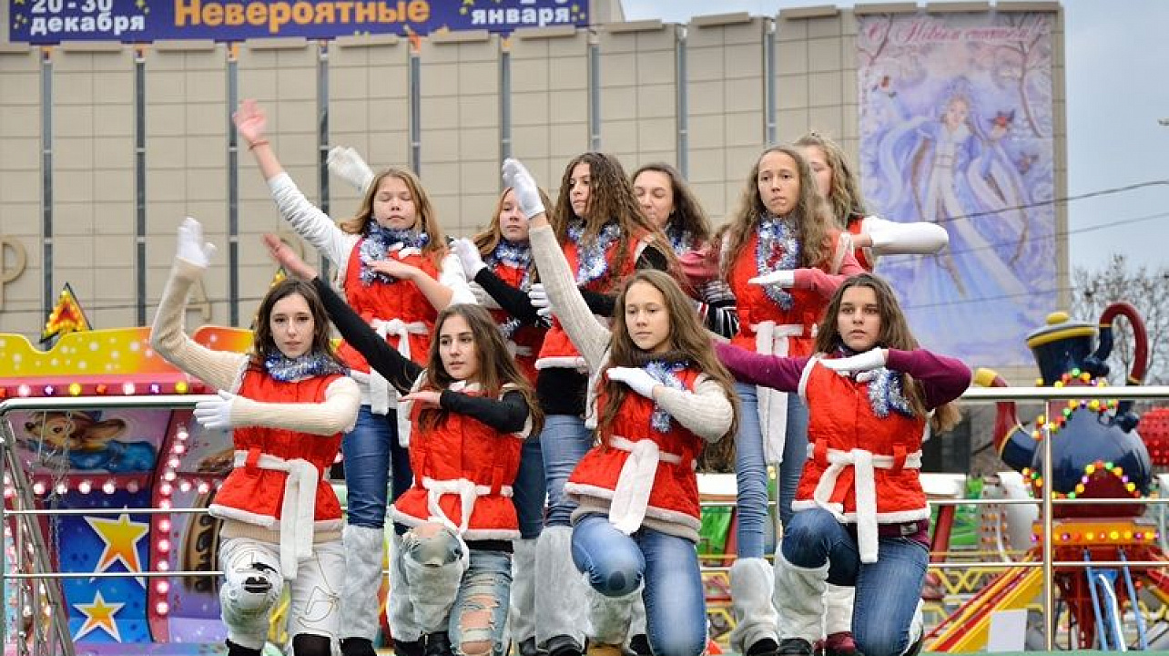 100 юных прикубанцев из Центра детского творчества сделали новогодний подарок горожанам