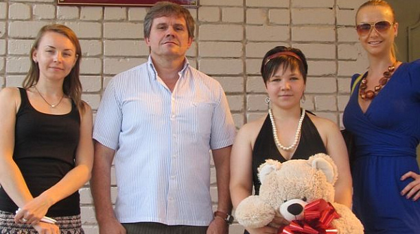 Депутат Олег Маев поздравил выпускников с окончанием школы