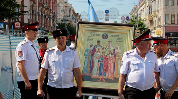 Казаки приняли участие в Крестном ходе в память об императорской семье
