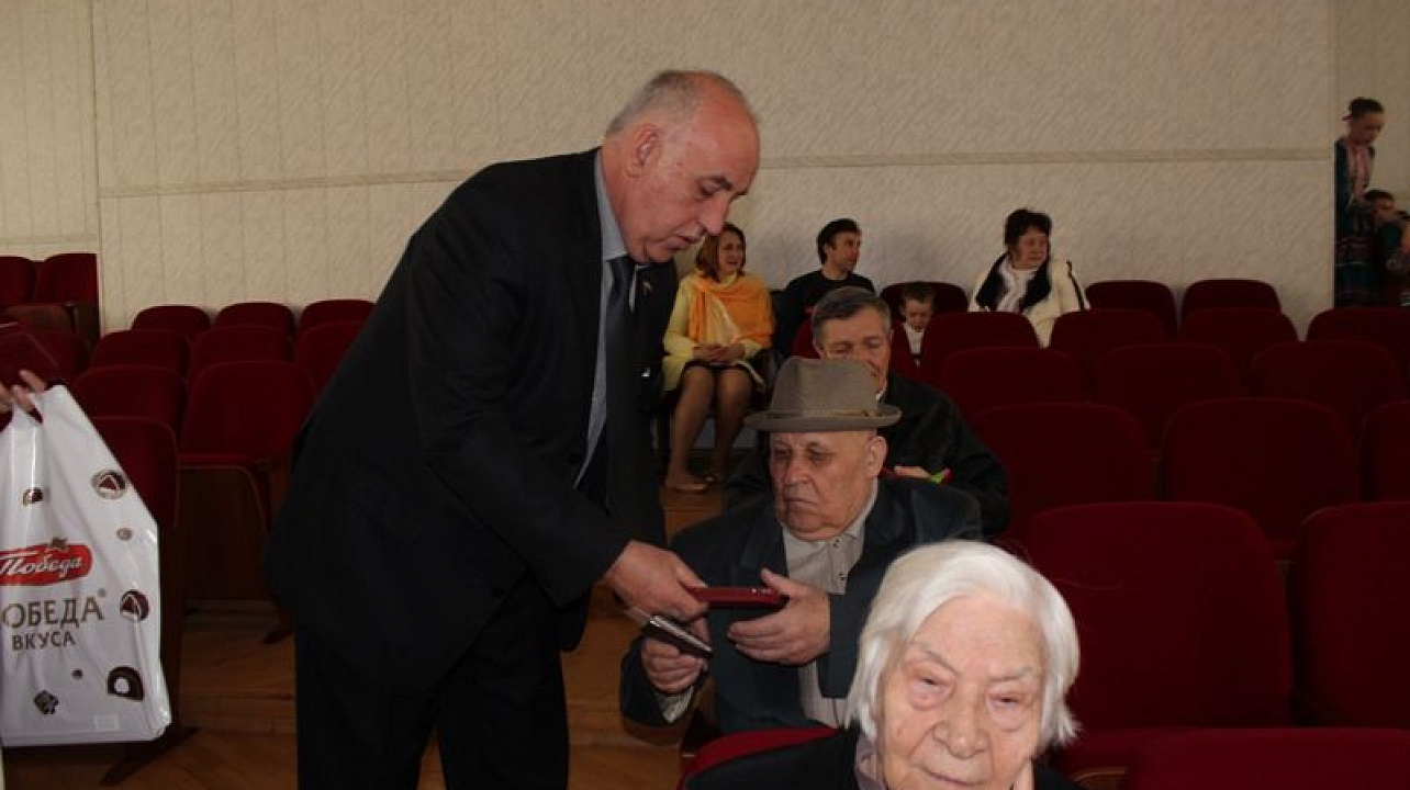 В Центральном округе вручено порядка 850 юбилейных медалей ветеранам Великой Отечественной войны