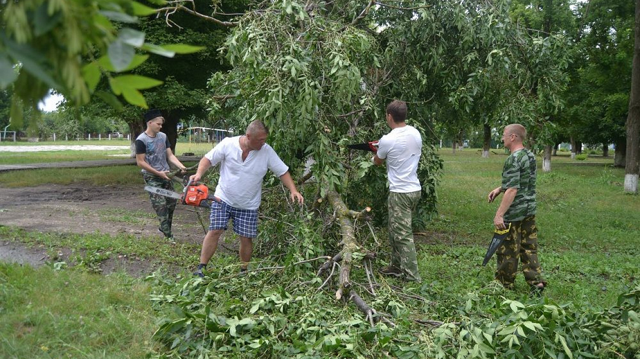 Каширинские казаки помогли школе хутора Ленина справиться с последствиями стихии