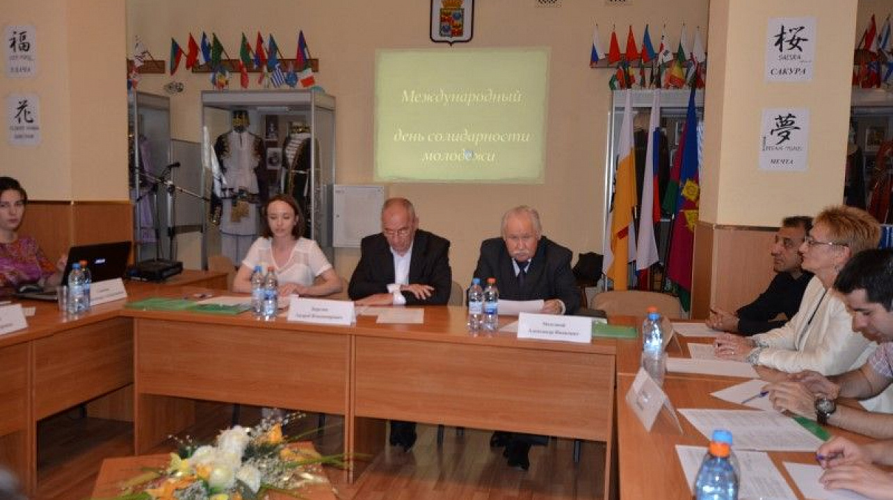 интернациональное заседание молодёжного круглого стола
