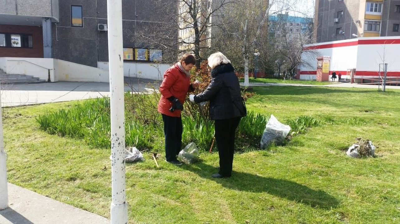 В Прикубанском округе у памятника Александру Покрышкину проведен субботник