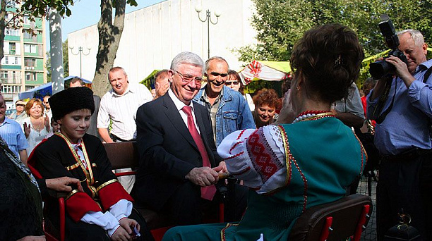 На фестивале меда краснодарцев угостили гигантским медовиком