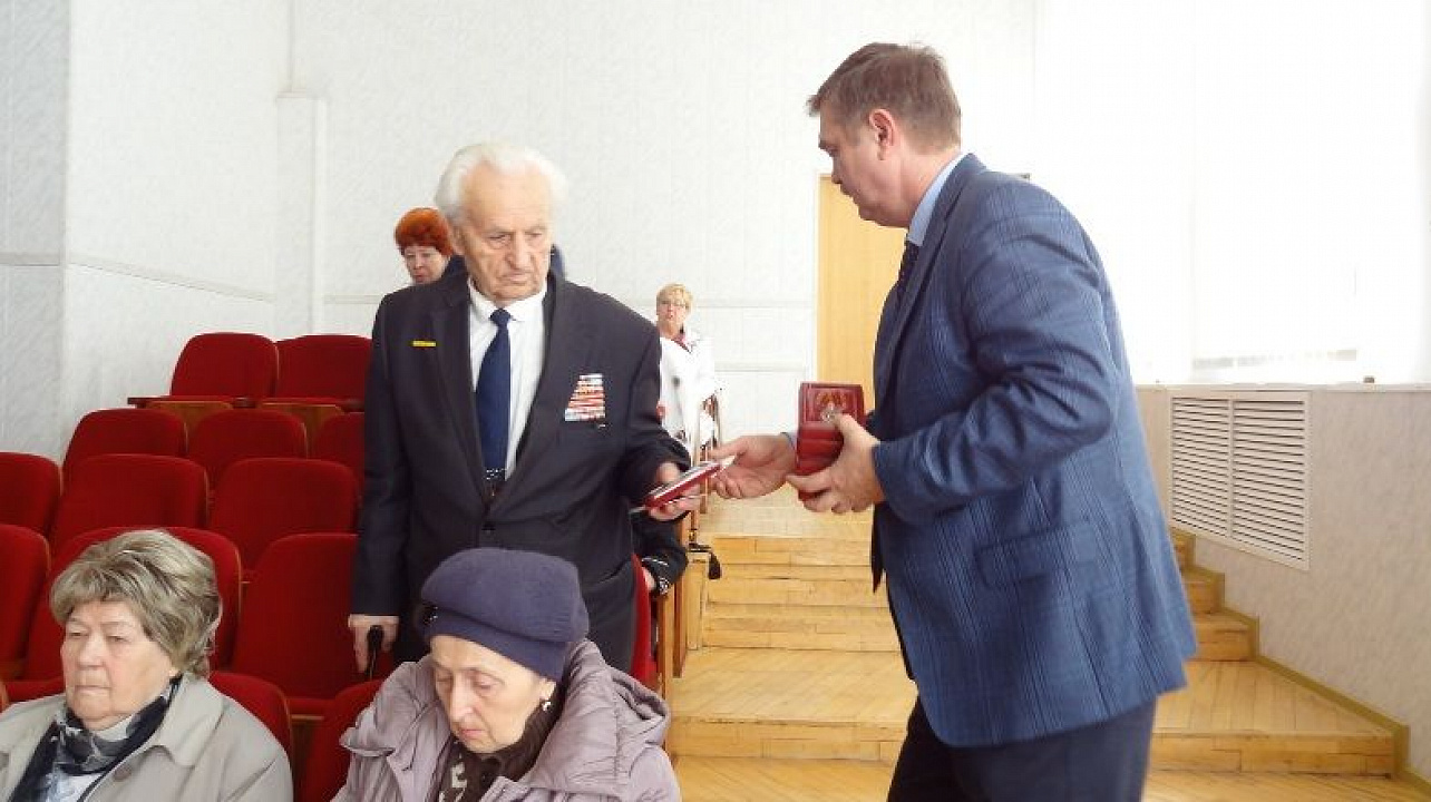 В администрации Центрального округа  проходят торжественные вручения юбилейных медалей