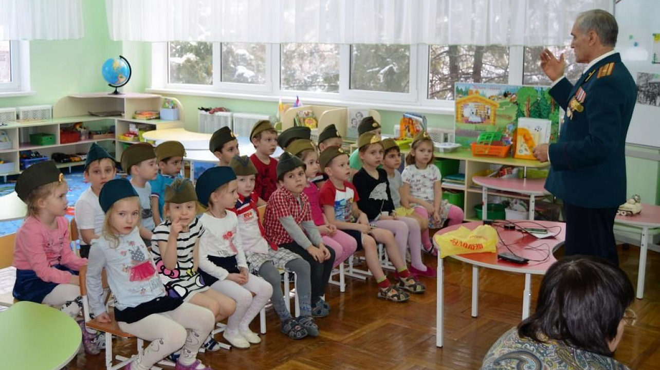 Воспитанники детского сада Западного округа встретились с ветераном Вооруженных сил России