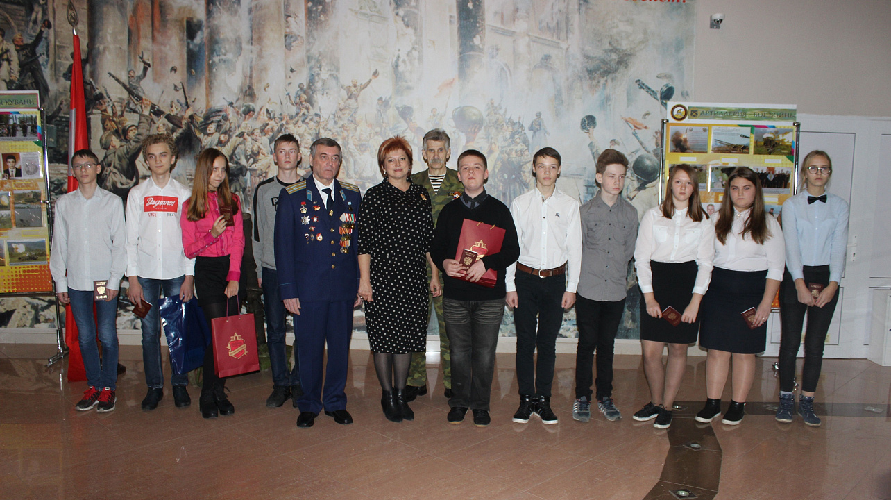 14-летним гражданам Западного округа торжественно вручили паспорта