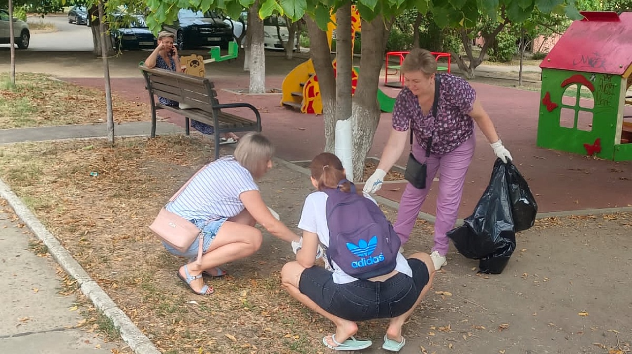 Очередные субботники в ходе осеннего месячника санитарного порядка прошли в Прикубанском округе