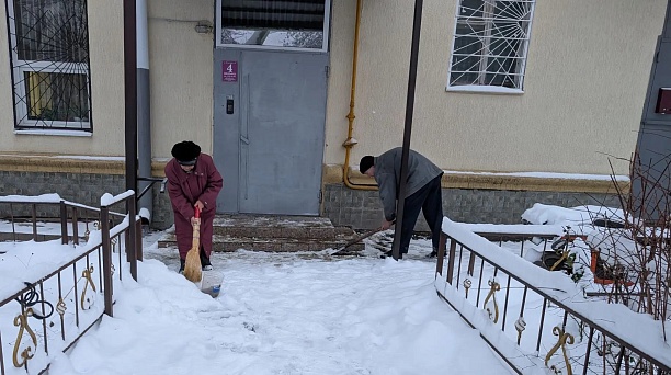 Председатели органов ТОС, старшие по домам и квартальные показали личный пример, организовав массовый субботник по уборке снега и наледи