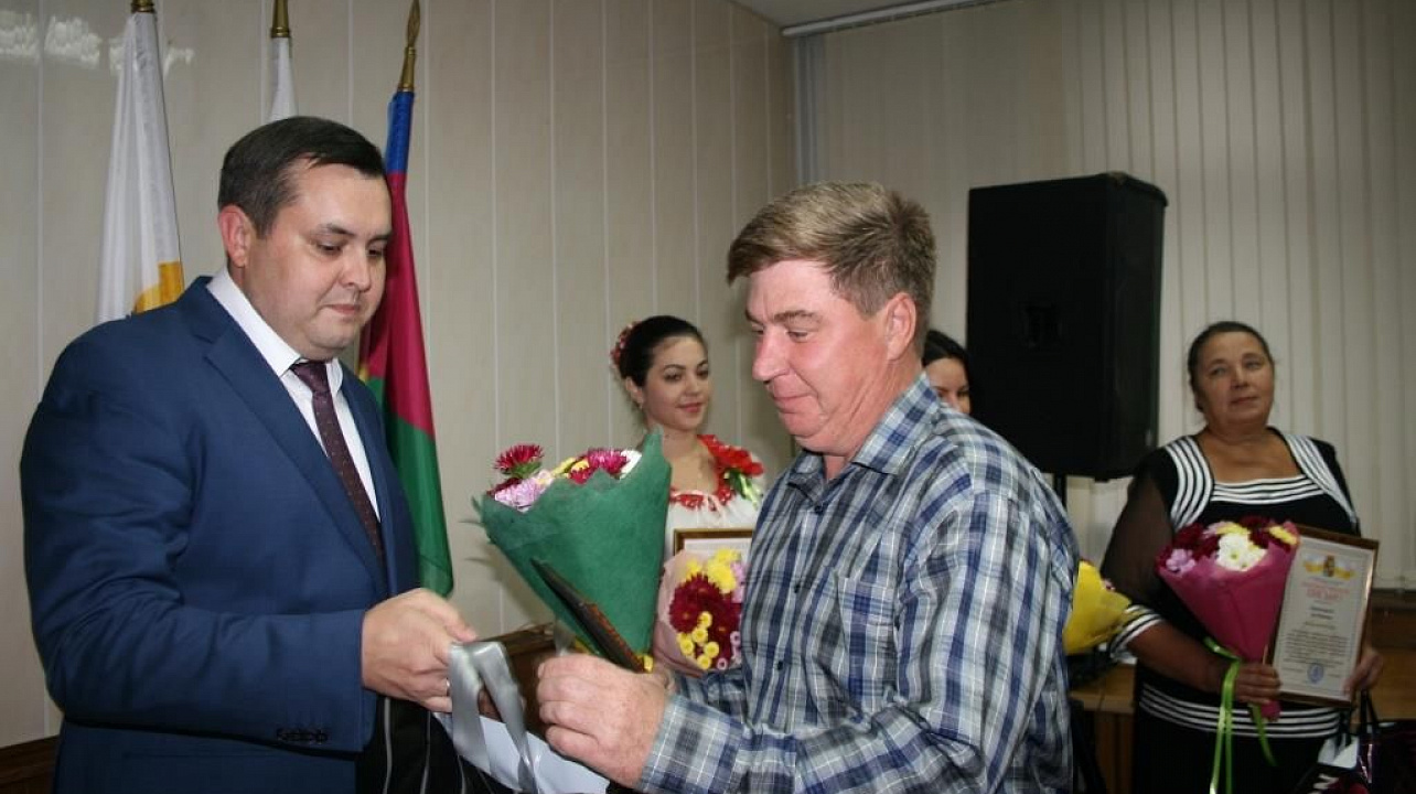 В Прикубанском округе ко Дню города наградили самых активных горожан и вручили паспорта молодежи