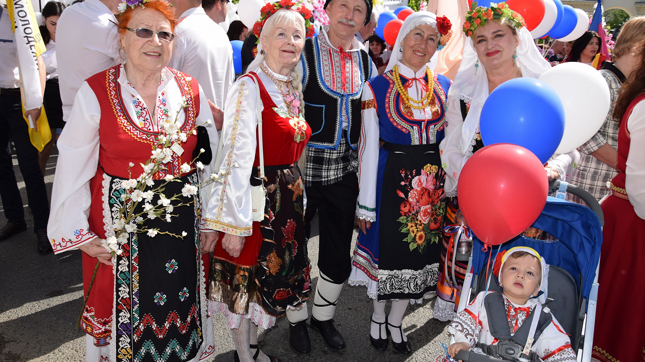 В праздничном шествии, посвящённом Дню Весны и Труда, приняли участие представители национально-куль.JPG