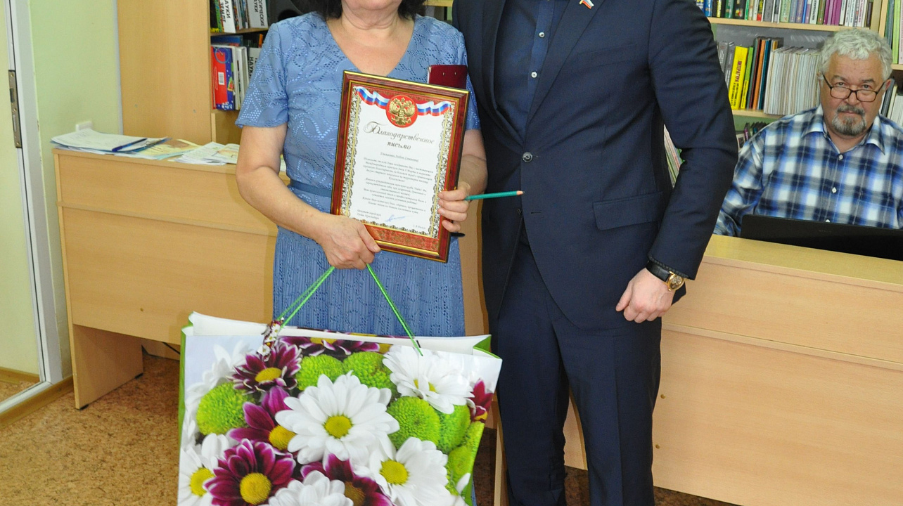 Депутат гордумы Сергей Быков поздравил жительниц поселка Колосистого с Международным женским днем