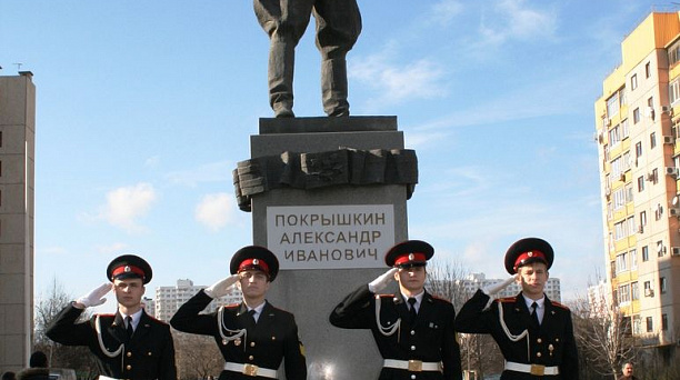 Кадеты-прикубанцы возложили цветы к подножию памятника Александра Покрышкина