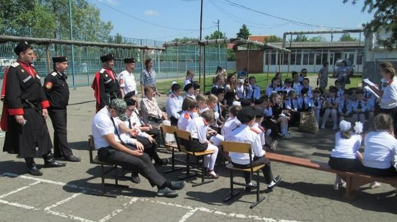 Казаки Хуторского казачьего общества «Имени атамана В.Величко» рассказали казачатам о Героях Великой Отечественной Войны