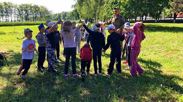 За хорошие оценки школьники отправились в поход