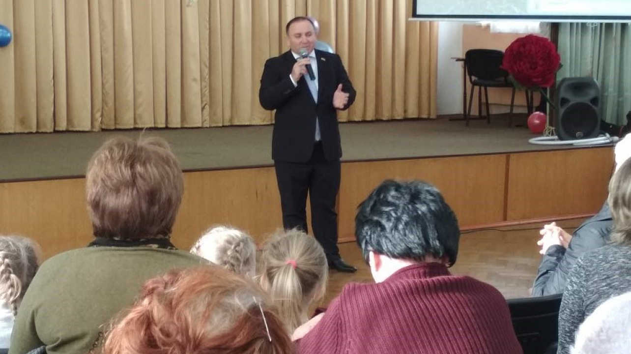 Депутат городской Думы Краснодара Зорик Садоян поздравил многодетных мам с Днем матери