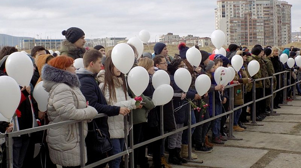 Школьники Центрального округа приняли участие в патриотической акции «Белые чайки»