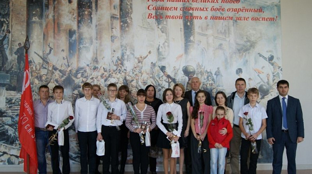 В Западном округе юным гражданам вручили первые паспорта