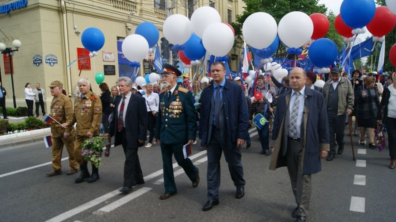 Западный округ  возглавил шествие округов на Первомайской демонстрации