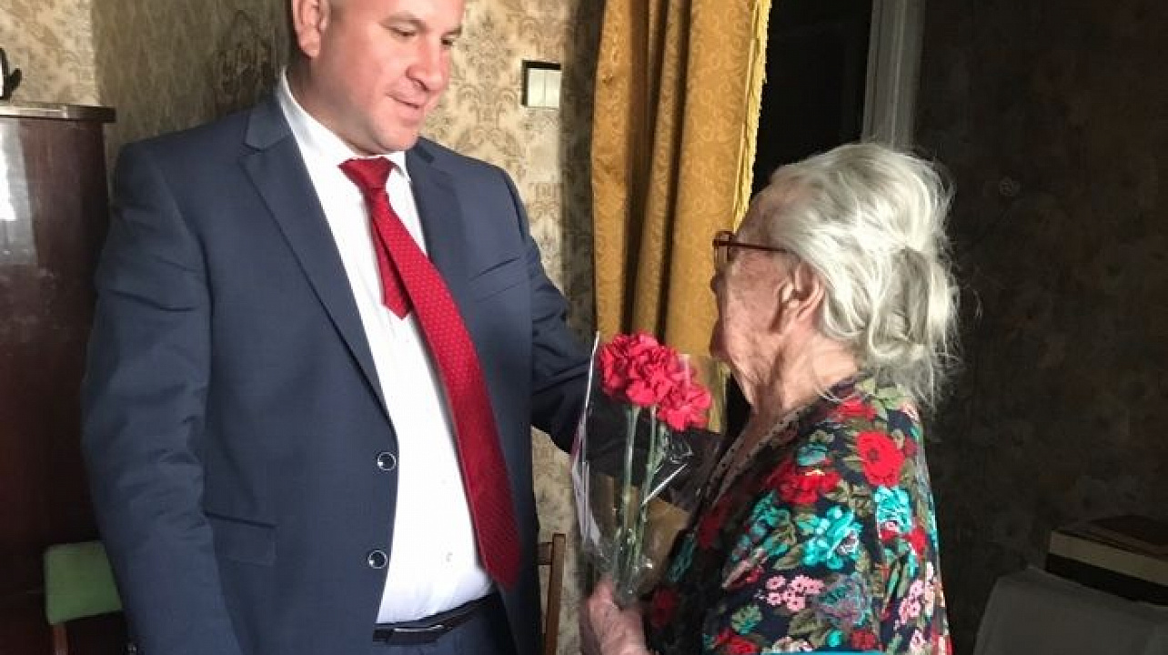 Столетнего ветерана Западного округа поздравили с праздником Победы