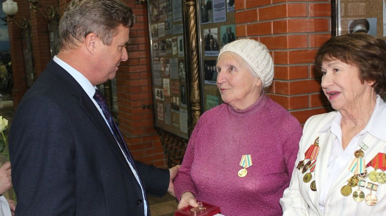 В Западном округе продолжается вручение памятных знаков к годовщине снятия блокады Ленинграда