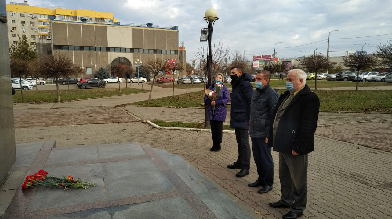 Сегодня глава администрации Прикубанского округа Александр Журавлев возложил цветы у могилы Неизвестного летчику по улице Совхозной