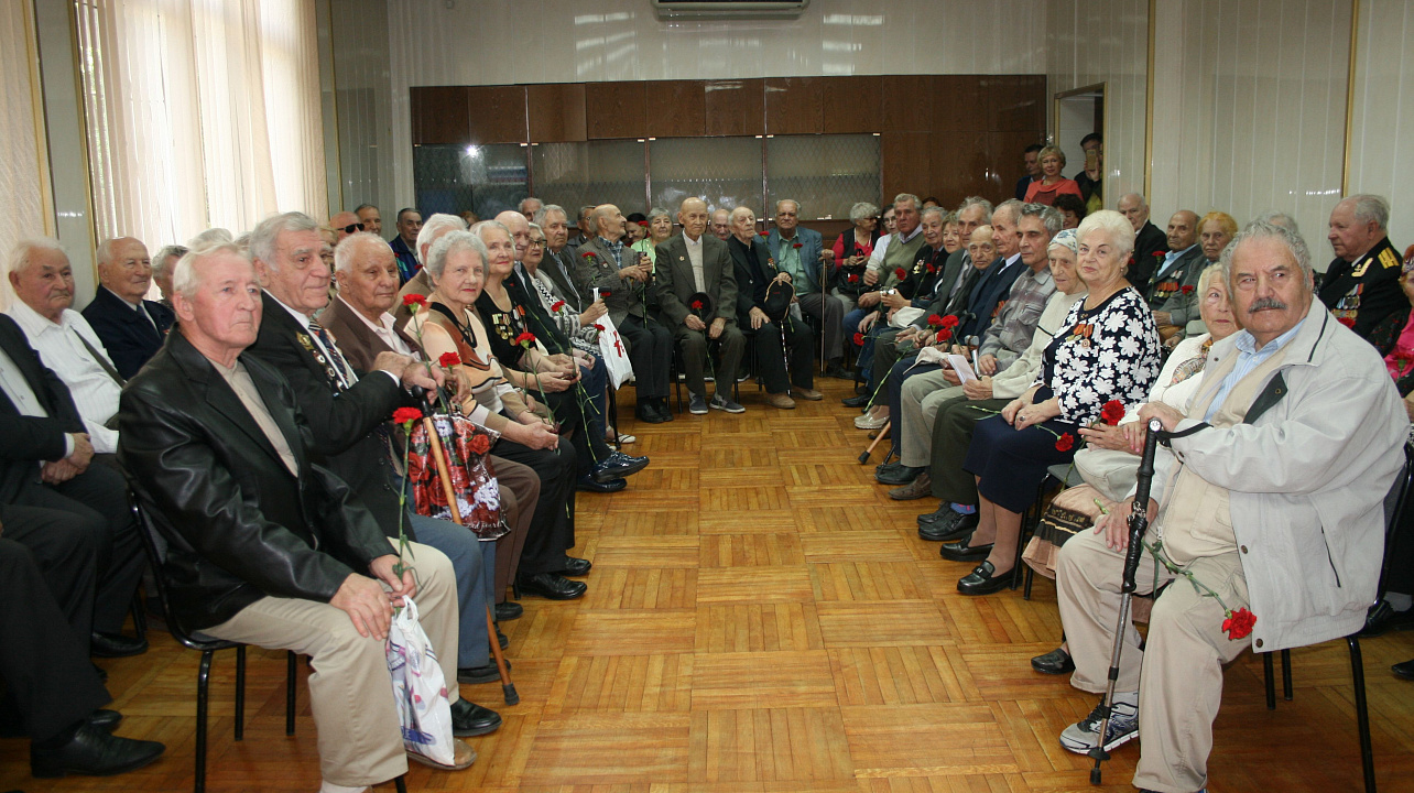 В Прикубанском округе вручили юбилейные медали в связи с 75-летием освобождения Кубани